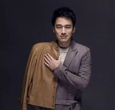 他出道24年无绯闻,与青梅竹马初恋携手婚姻,今一家四口超幸福