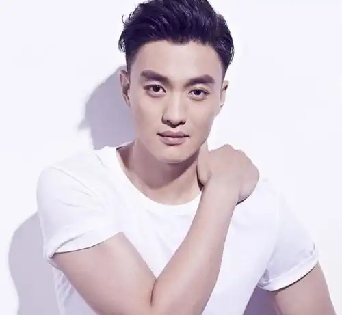 说不上丑,也和帅不沾边的男星,何润东周一围上榜,鹿晗争议大朱一龙