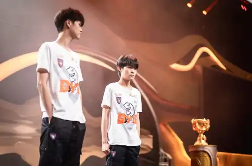 易瞳文案伤感,四国服上不了赛场,网友dyg上场不一定看实力