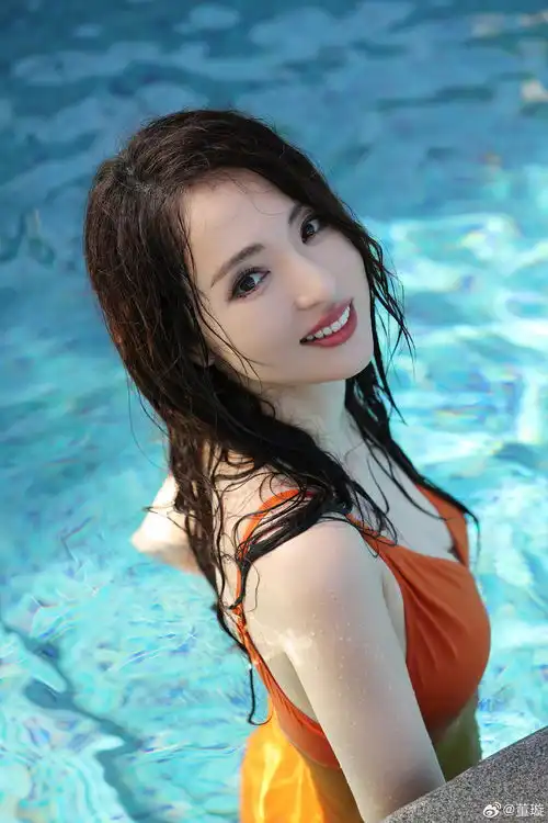 高云翔和董璇母女出游光头发福大变样全程推车