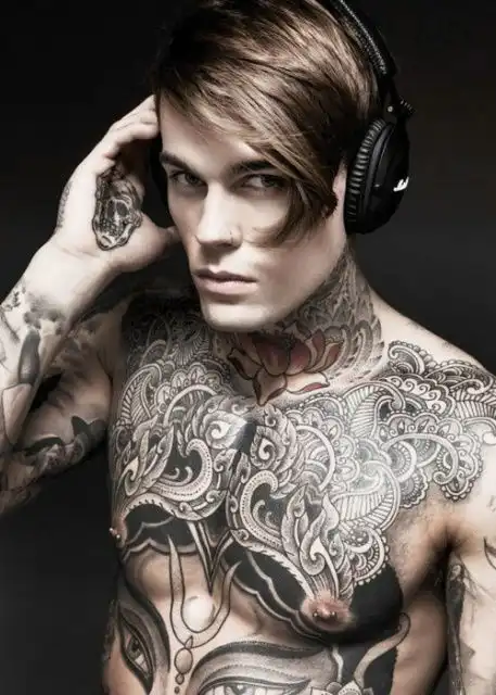 男模个性纹身显霸气私处不放过