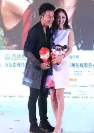 杨幂白裙装宣传新片现场与男友玩亲嘴