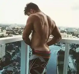 健身男生屁股要是翘起来,比六块腹肌还拉风