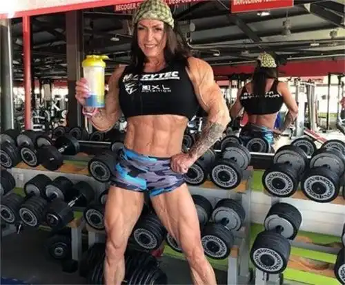 52岁大妈痴迷健身,身体比年轻女孩还要紧实丈夫直言感觉很棒