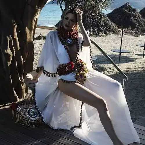 她年近五十,腿长两米,比二十多岁的女儿还年轻