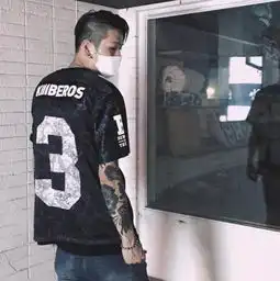 这么帅的纹身男,想睡