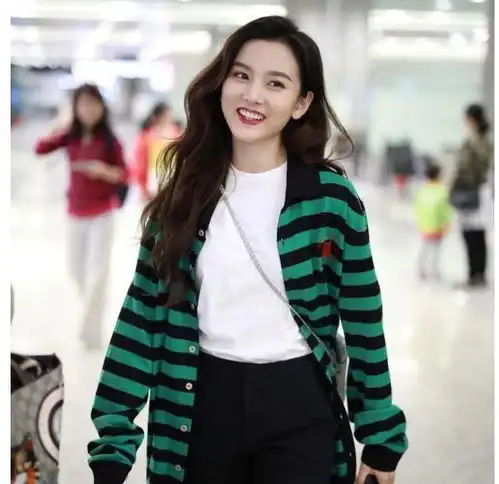宋祖儿穿绿黑色条纹外套内搭白t现身机场笑容甜美可爱时髦又精致