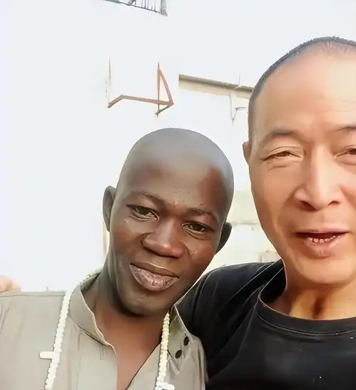 河南小伙在非洲14年,这里一夫多妻,男人只用玩,女人干活地位低