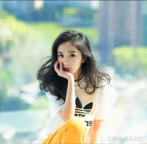 卢本伟因没见到杨幂在家生闷气,没想到杨幂竟亲自关注他太牛掰