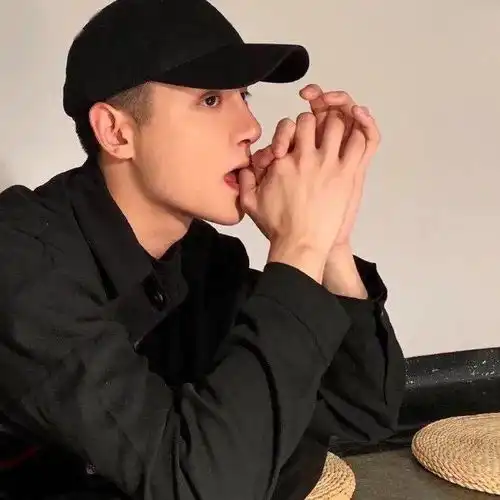 头像抬头仰望别浪费了月亮