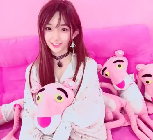 14岁男生偷学化妆,父母发现后表示支持,穿上裙子比女生还漂亮