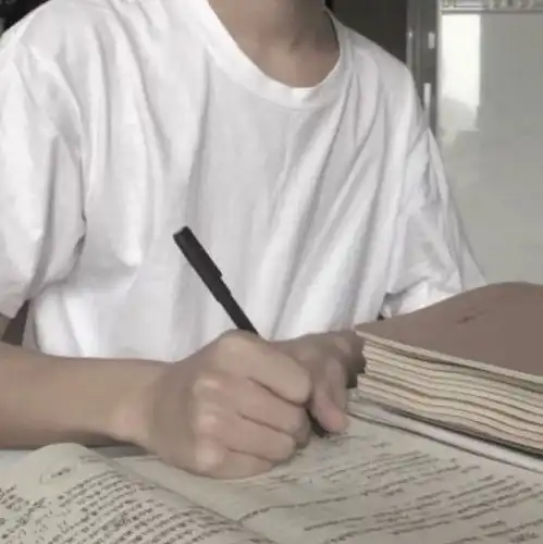 网易云热评同桌桌上有一百块钱,我悄悄拿走了,她发现后发了条说说