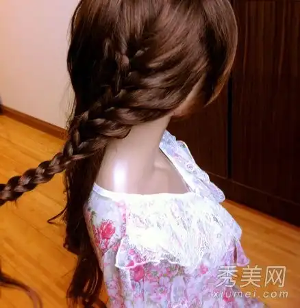 美丽的多股辫子发型图展现潮流气质