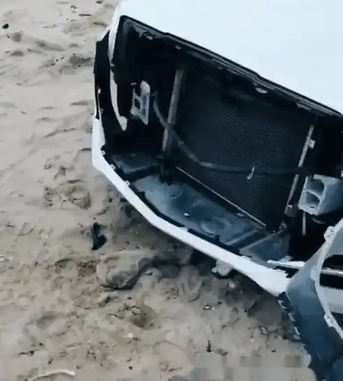 凯迪拉克要作死被酷路泽拉出保险杠,网友纸糊的