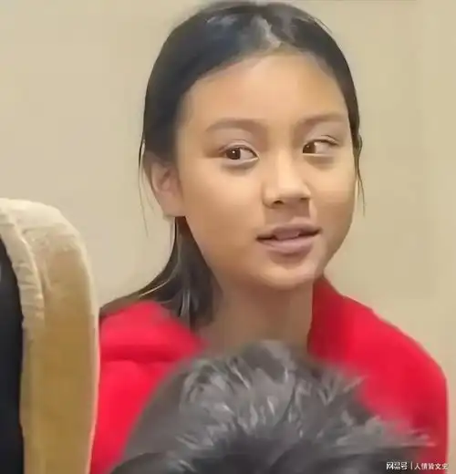 甜馨是个幸福的女孩,李小璐对她挺负责的,贾乃亮也没有再生小孩