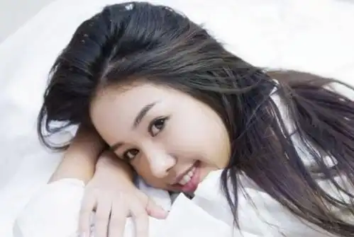 一个女生总给我发她的照片或者视频是怎么回事