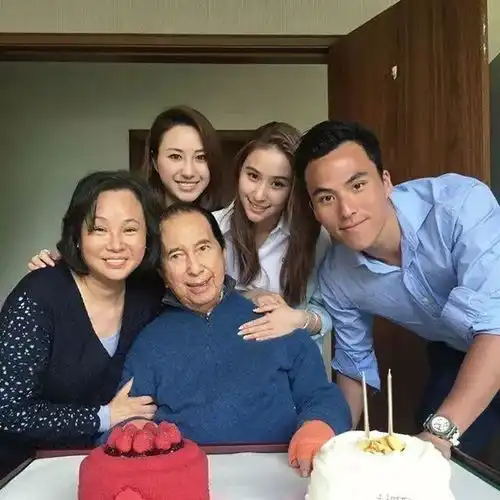 女儿礼物不及孙子珍贵何超莲亲手织帽子补送何鸿燊生日礼物,诚意足却不及男孙珍贵