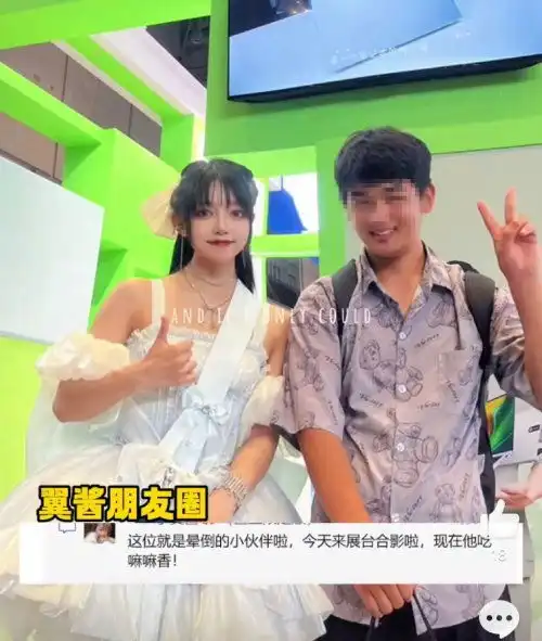 二次元的光男生当面感谢跪地急救的cos服小姐姐