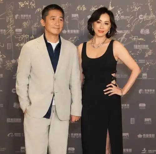 刘嘉玲梁朝伟出游,61岁伟仔穿花毛衣留光头,无滤镜曝光真实容貌