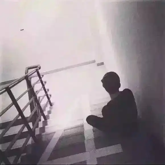 在他快绝望时,请你拉他一把