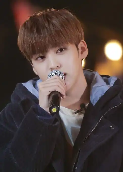 同样是被恶评攻击申智珉伤心求安慰,新人男爱豆魄力回击