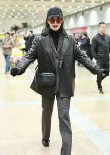 宋茜穿皮衣戴黑帽攻气十足似飞扑镜头