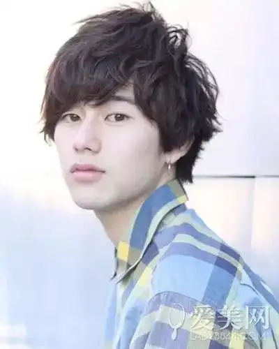 春季男生烫发发型勾勒潮男气质