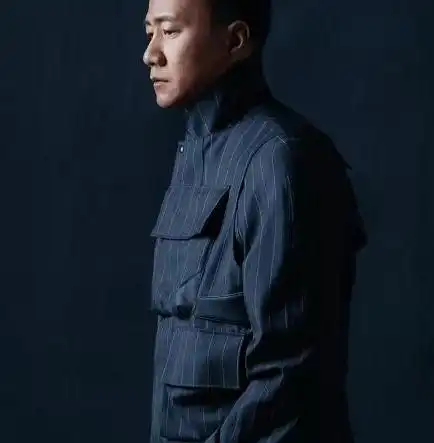 52岁胡军时尚不输小鲜肉穿长大衣眼神深邃超有男人味,气场真强