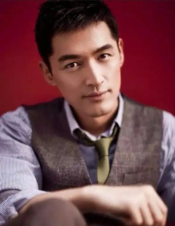 娶了刘亦菲,吻了林依晨,他一夜成名,却经历生死毁容,如今十年蜕变,尽显熟男魅力