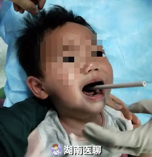 看着真心疼2岁男娃拿妈妈鞋撑咬着玩,17cm凶器直插口中