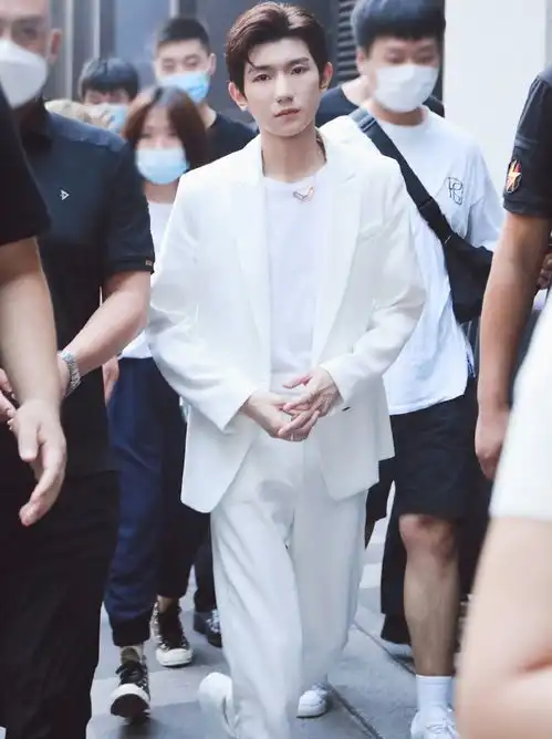 王源变身男子汉,穿白色西装套装高级时尚,颜值无可挑剔
