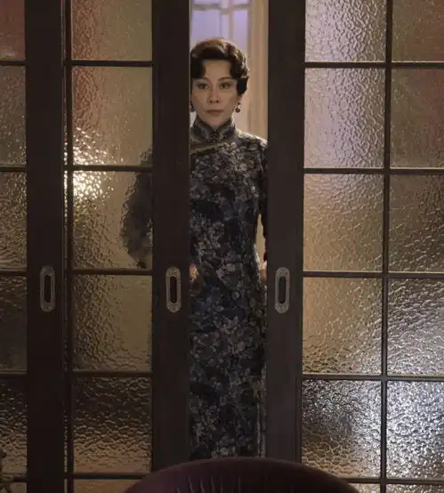 刘嘉玲没明星架子,印花t恤配工装裤低调随性,气场依然强大