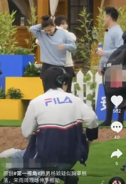 baby麦克风意外脱落,郑恺两次欲帮忙失败,怕苗苗吃醋刻意避嫌