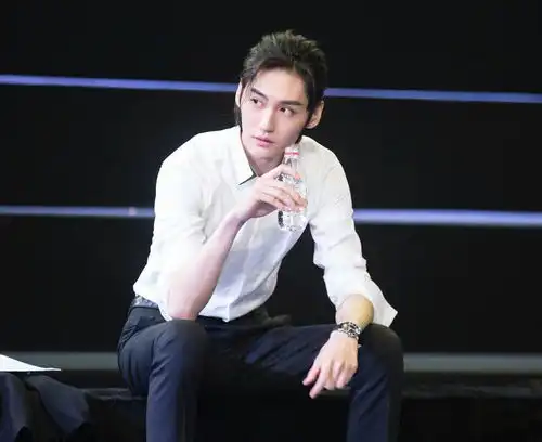 有人说他一脸苦相,但没几个男明星能有他的气质
