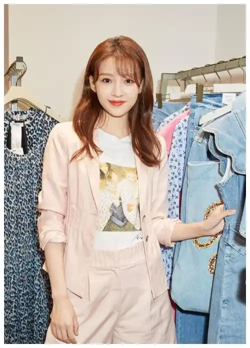 孙怡的鞋子太高了,简直就是用脚尖走路,网友董子健心痛死了