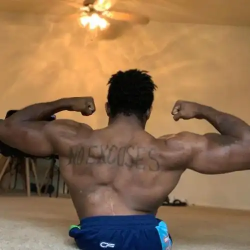 生来没有下半身的美国励志男孩再创世界纪录3分钟做248个俯卧撑