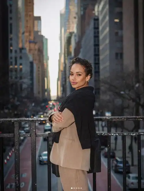 本泽马晒照露出女人脚趾,网友在线破案对方是棕色皮肤卷毛辣妹