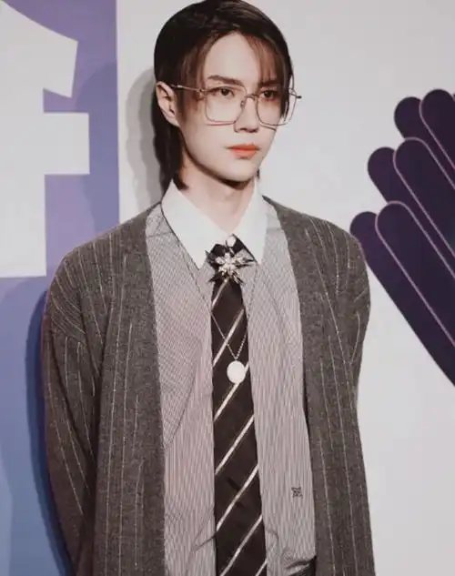 同戴金丝眼镜的明星,谁更斯文败类你喜欢哪一个