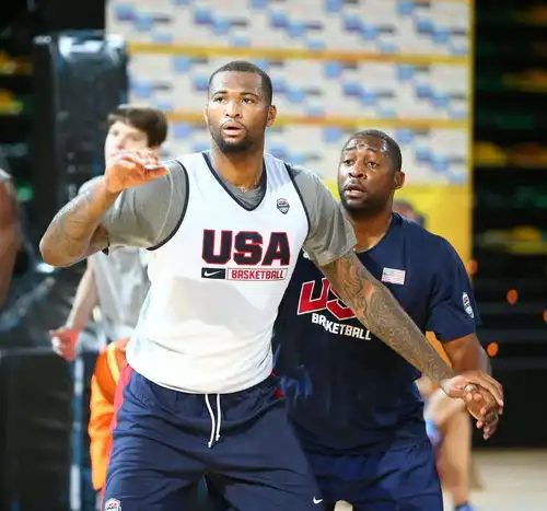 美国男篮开赛前最后训练哈登展示颠球技巧