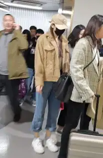 迪丽热巴穿西装跳男团舞,潮酷又少女,里面的荧光衣亮了
