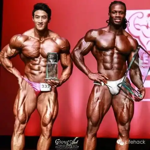 求一些帅气纹身肌肉男图片