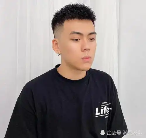2020年流行的4款男生发型盘点,别总是说剪短点了