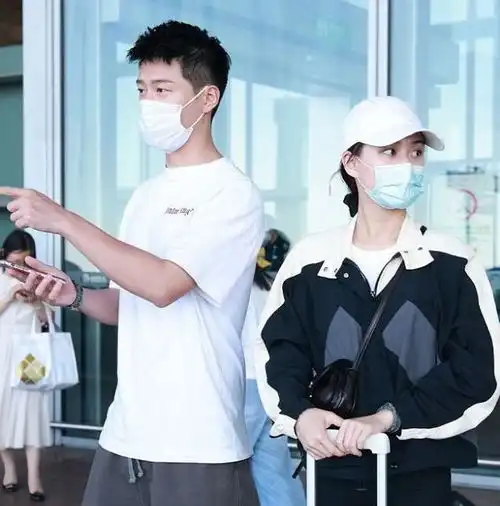 何超莲看望何猷启前妻归来,与窦骁合体现身机场,再现经典望夫眼