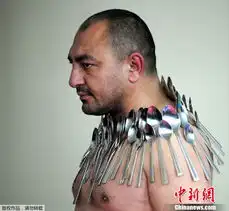 格鲁吉亚男子身带磁力吸50金属勺欲创吉尼斯纪录