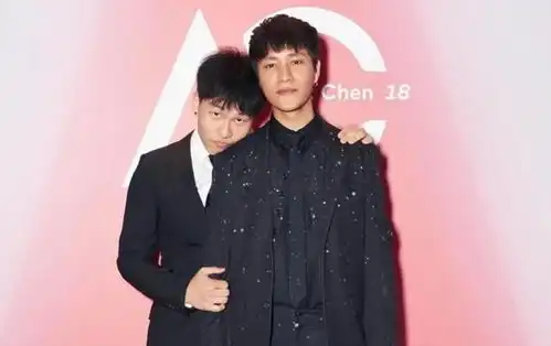 儿子为陈坤庆生,在爸爸的头上p上小蛋糕,感慨上次见面是去年
