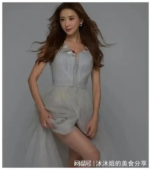 林志玲再次放飞天性,肉色丝袜搭配薄纱连衣裙尽显女神气质