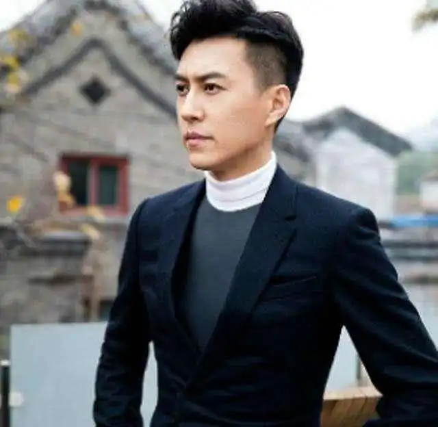 靳东真低调出门坐地铁一个动作把旁人都迷倒了,真帅气