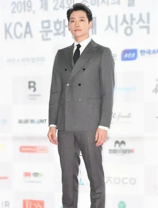 rain当爸后越发成熟有型,过膝大衣潇洒帅气,五官硬朗更有男人味