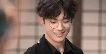 易烊千玺戴眼镜显成熟魅力,韩红自诩是说唱新人,这场晚会太会玩