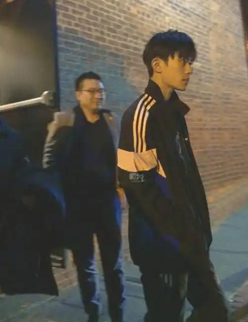 生图下的男星,邓伦精致,杨洋治愈,而张艺兴成呆萌小绵羊